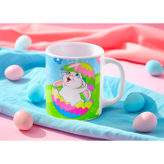 Håndlaget påskekopp med kanindesign presentert i fargerik påskedekor