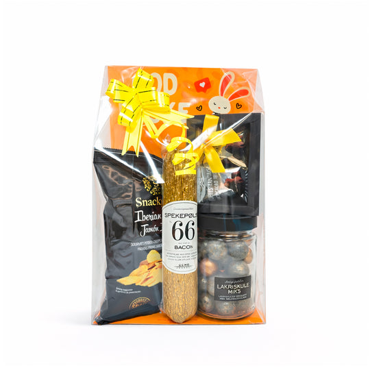 Påskedelikatesser gavepose pakket i cellofan med gult bånd og påskedesign