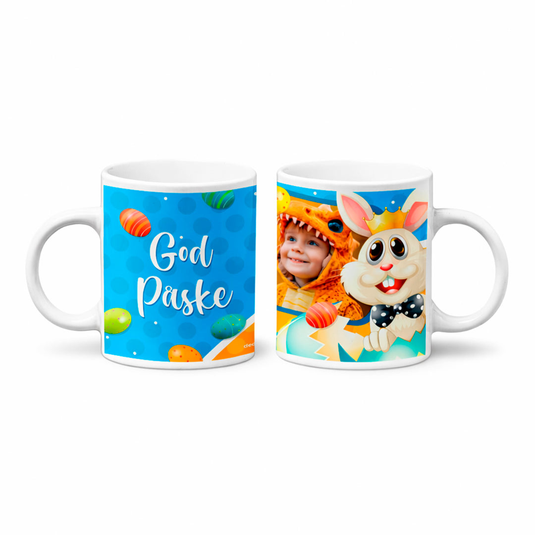 Personlig påskekopp med eget bilde og God Påske-design, vist fra begge sider med blå bakgrunn, påskeegg og søt kanin
