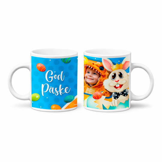 Personlig påskekopp med eget bilde og God Påske-design, vist fra begge sider med blå bakgrunn, påskeegg og søt kanin