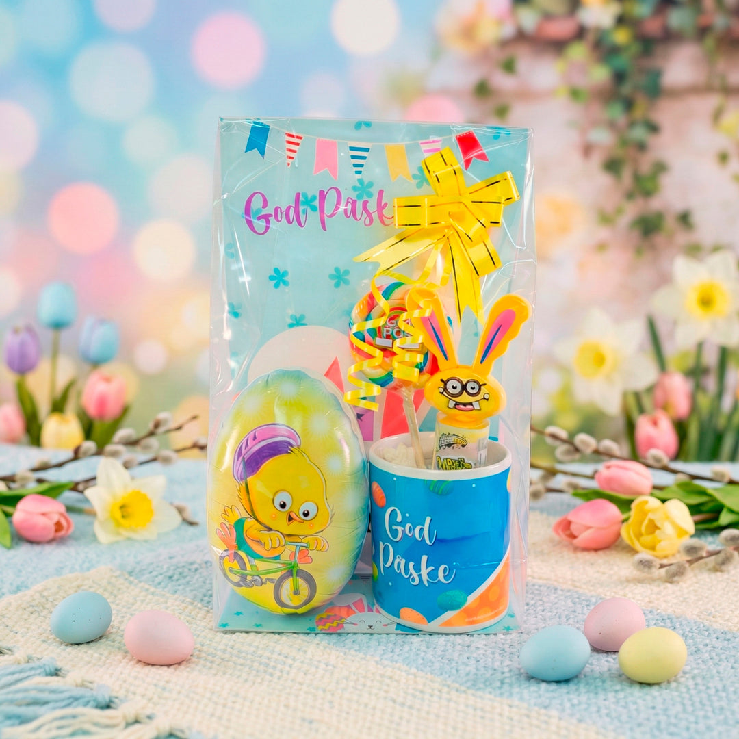 Påskemoro gavepose til gutt presentert i lys og stemningsfull påskedekor med cellofan og bånd