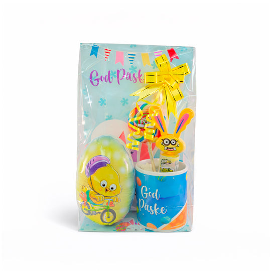 Gaveklar påskepose i cellofan med gul sløyfe, håndlaget påskekopp, lollipop, rabbit pop og påskeegg fylt med godteri.