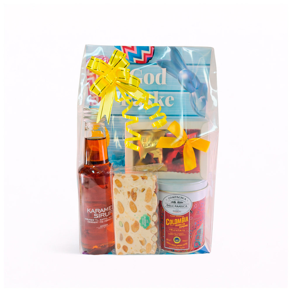 Påskeglede gavepose pakket i cellofan med gult bånd og påskekort