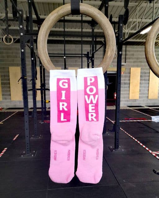 treningssokker med girl power tekst perfekt til en styrkeøkt
