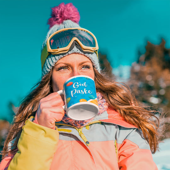 person drikker kaffe fra påskekopp med teksten god påske
