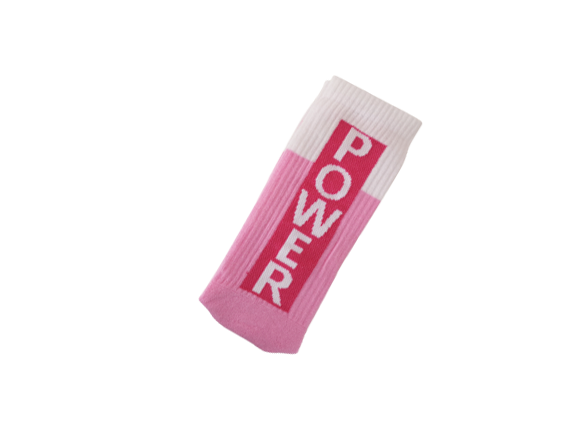 Bilde med en sokk med tekst power rosa og hvit farge
