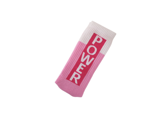 Bilde med en sokk med tekst power rosa og hvit farge